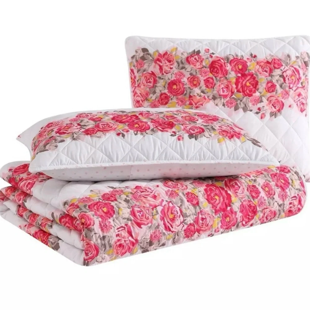 NWT Set Betsey Johnson Pink and White quilt set.Quilt and 2 shams.